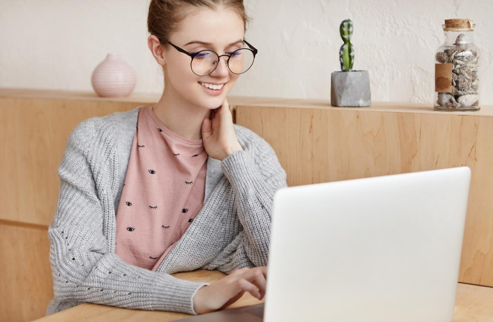 Studenti al lavoro su progetti di sviluppo web in aula moderna