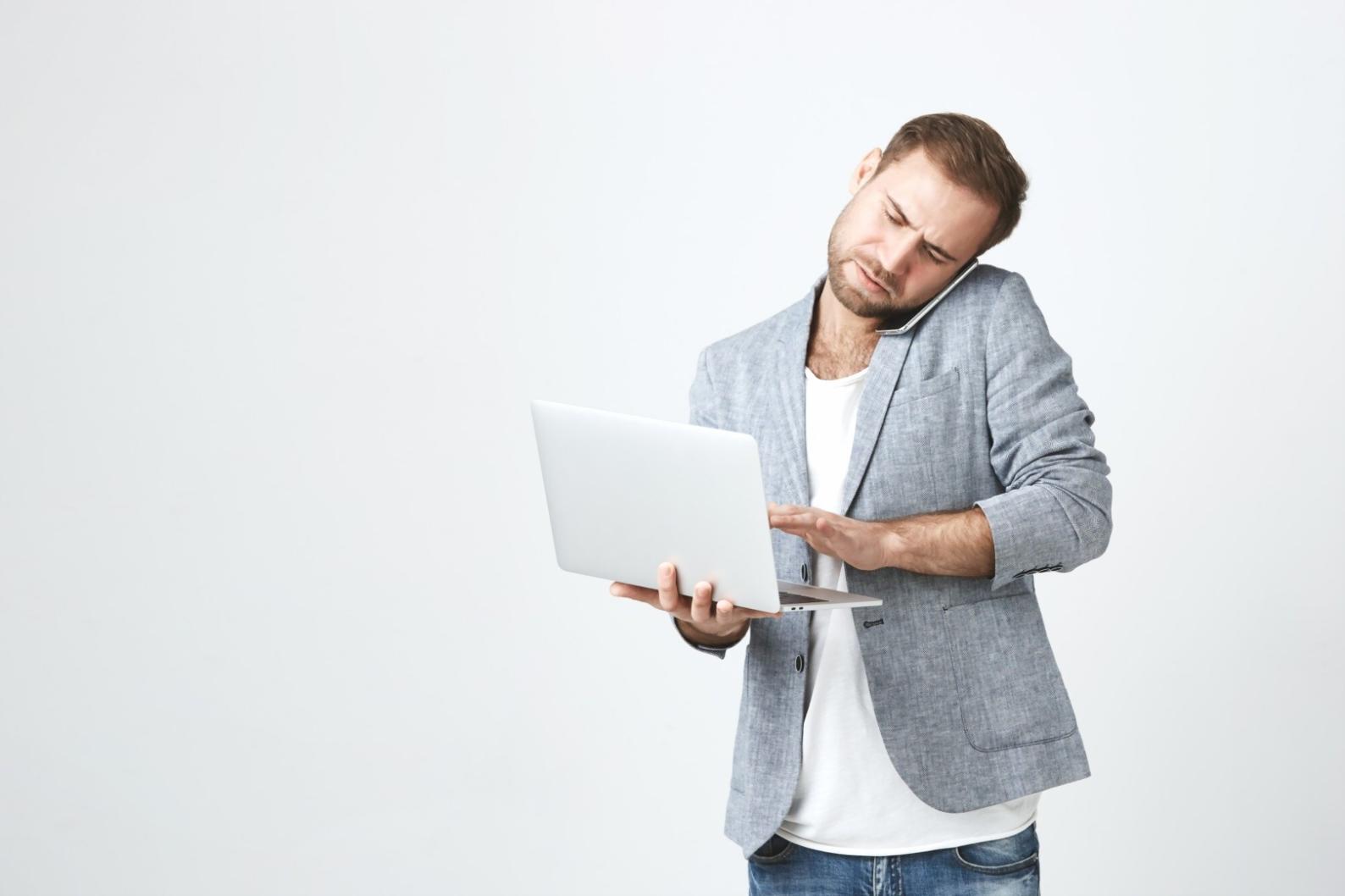 Studenti al lavoro su progetti di web design in aula moderna